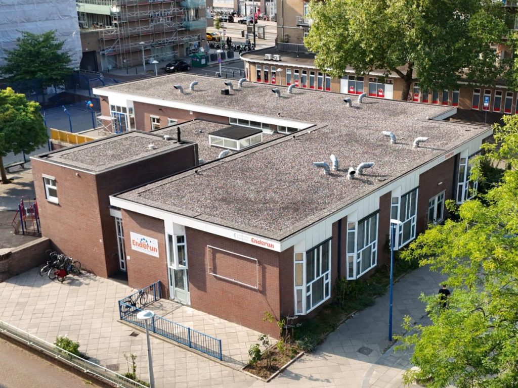 Schoolgebouw van Enderun Amsterdam van bovenaf