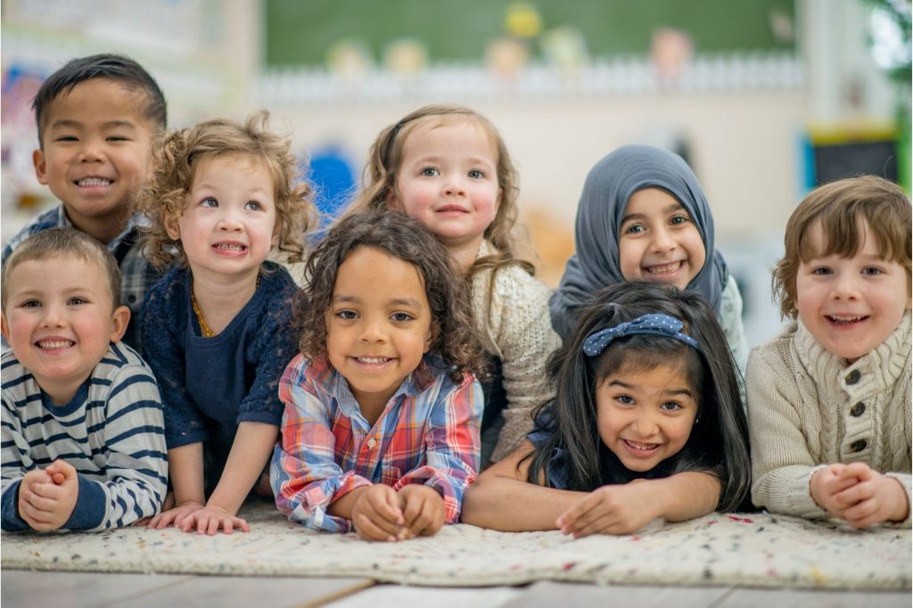 Groep lachende basisschoolkinderen in de klas