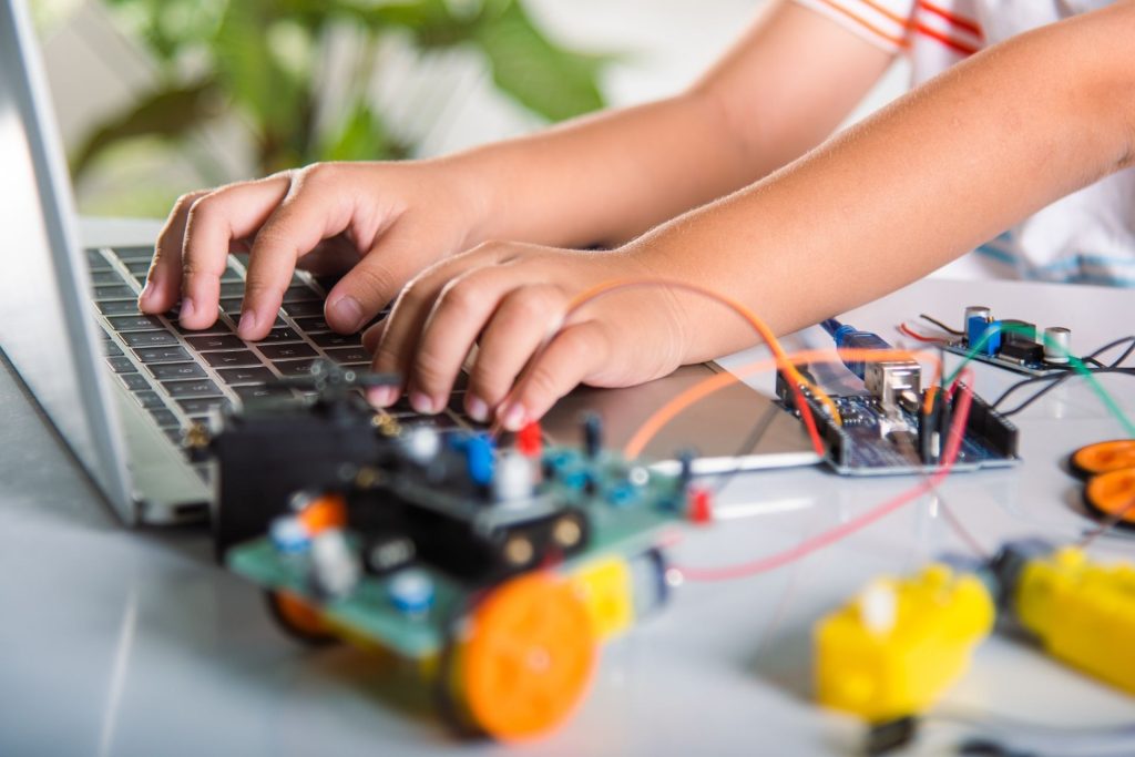 Kinderen bouwen een robot tijdens een techniekatelier