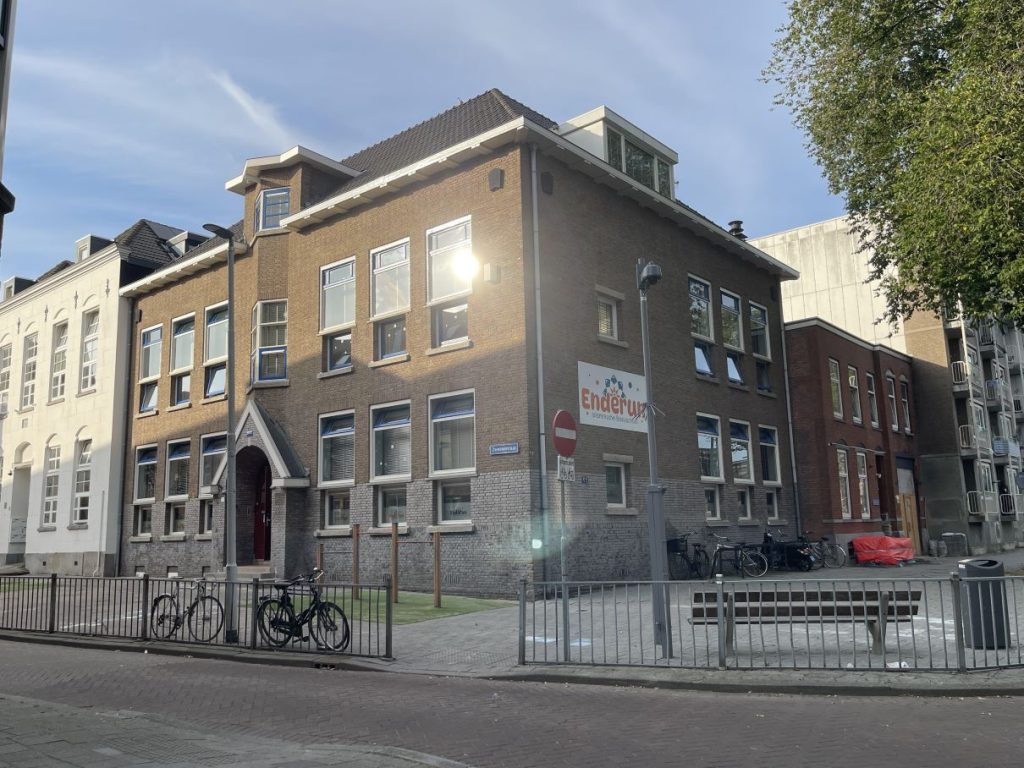 Schoolgebouw van Enderun Rotterdam aan de Zwederstraat